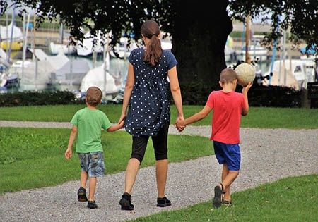 mutter zwei kinder park fussball