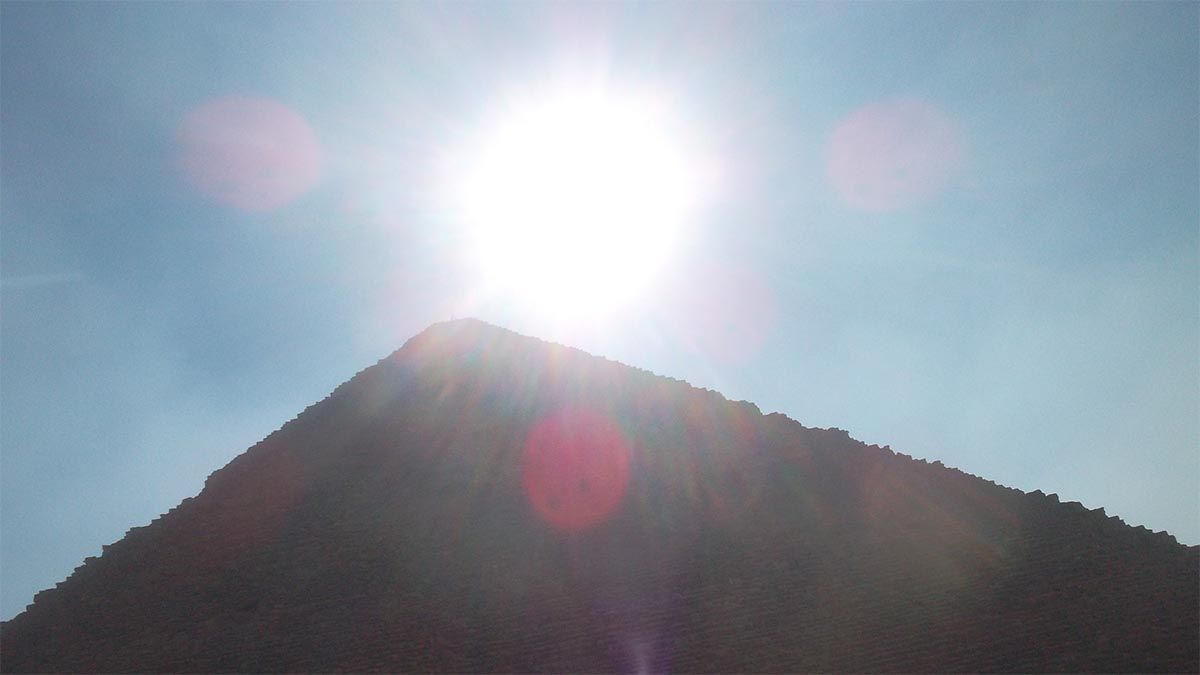 pyramide-sonne-linsenspiegelung