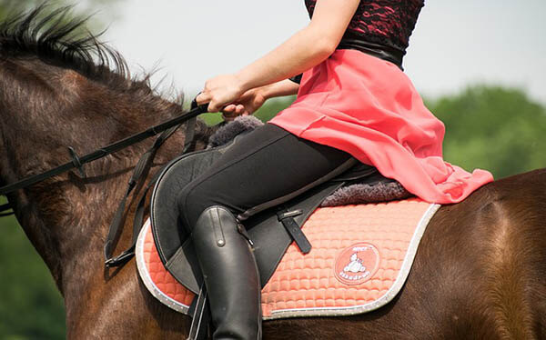 frau reitet auf pferd abgeschnitten bauch