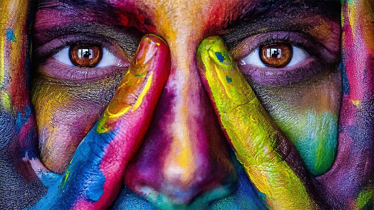 gesicht-mit-vielen-farben-angemalt