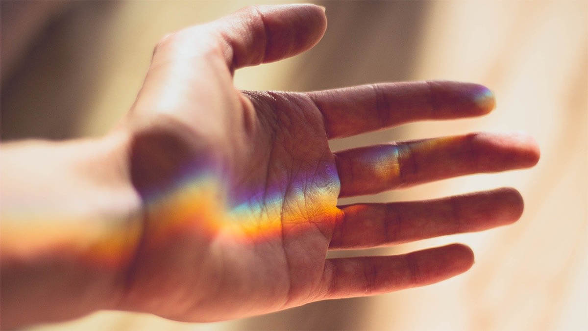 hand-lichtstrahlen-regenbogen