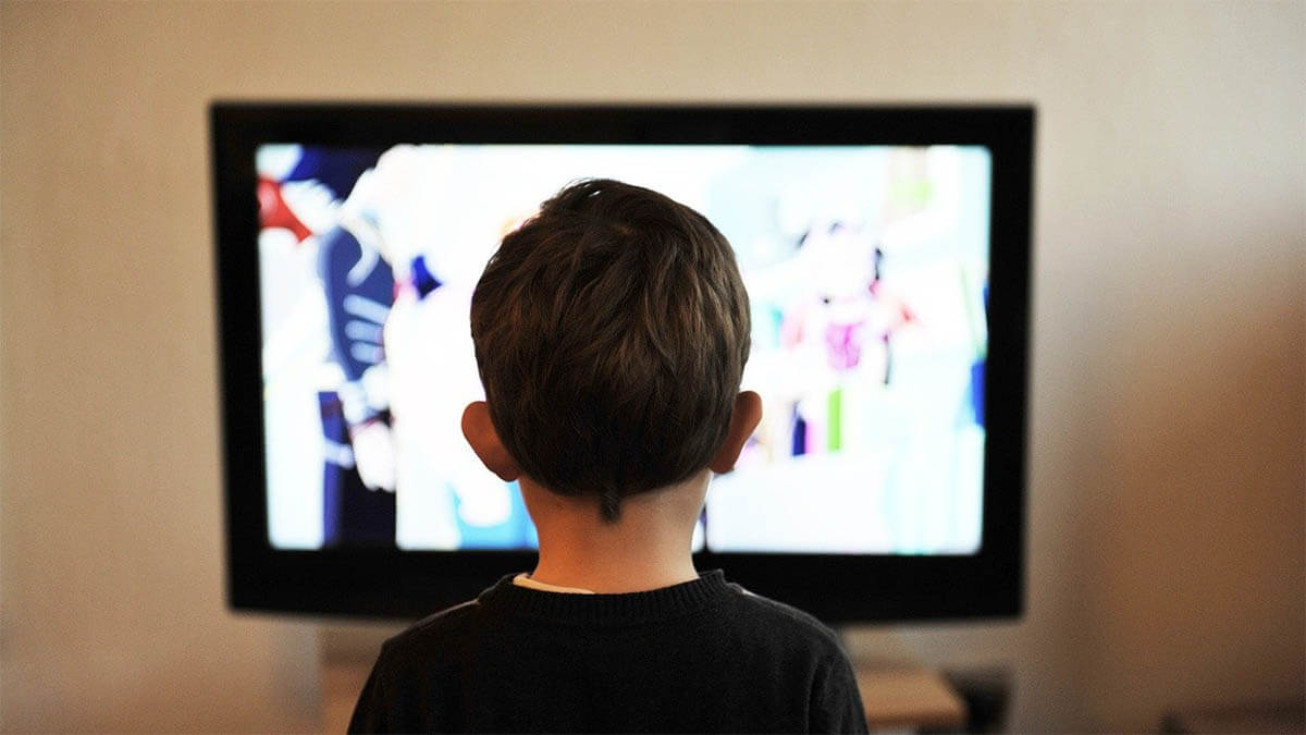 kind-ruecken-fernseher