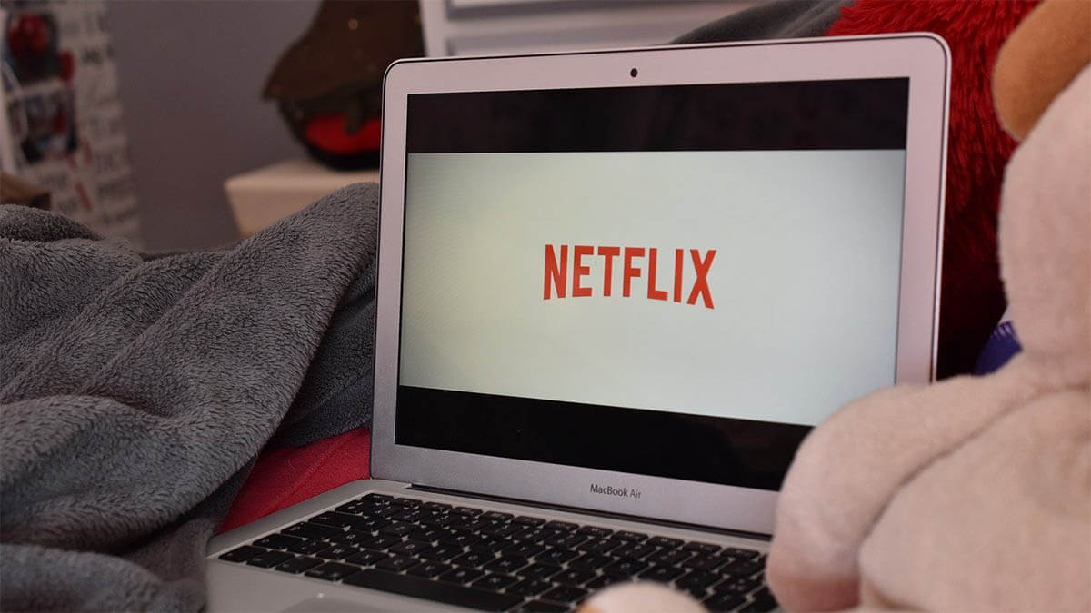 laptop netflix teddybaer decke