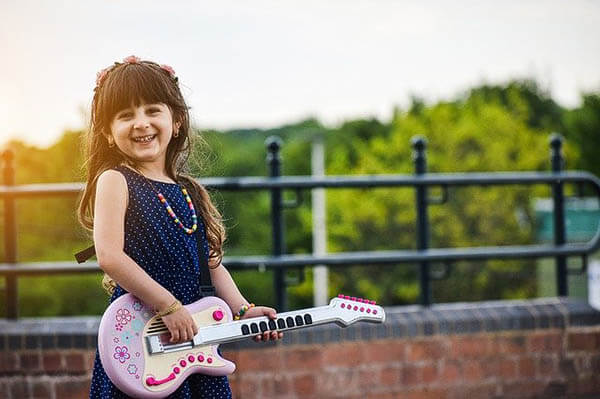 maedchen spielt gitarre klein