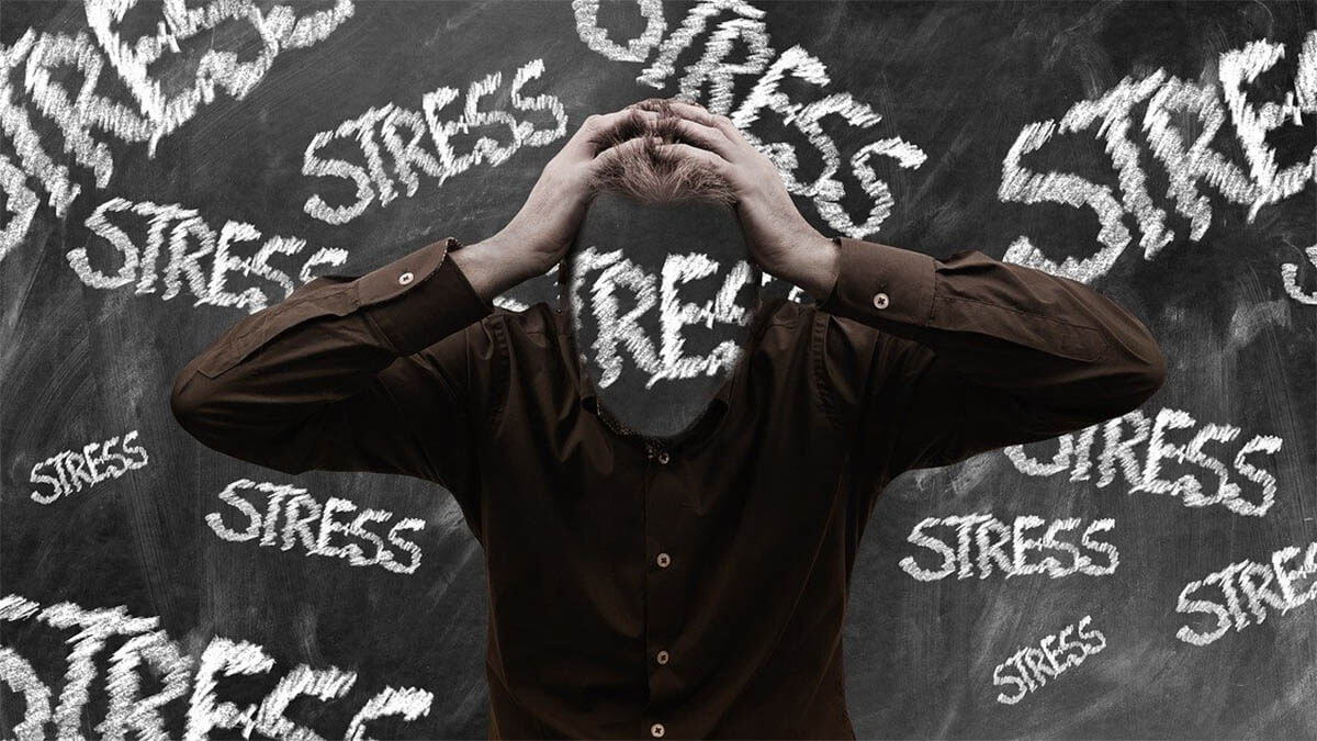 mann-stress-fast-an-kopf-dunkel