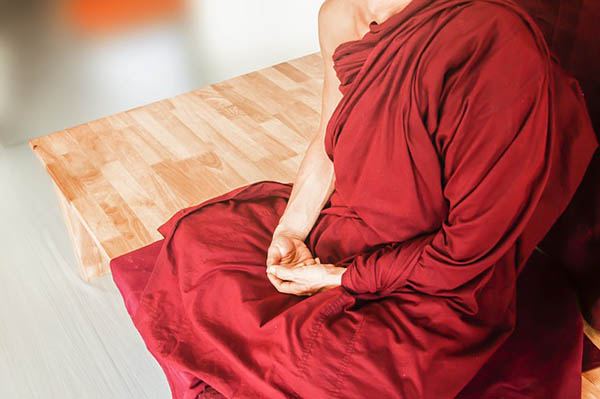 meditation 2 moench meditiert klein