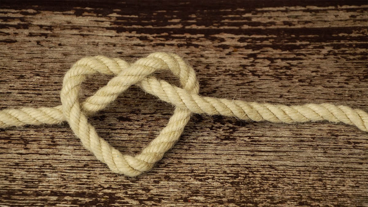seil-herzknoten-auf-holz