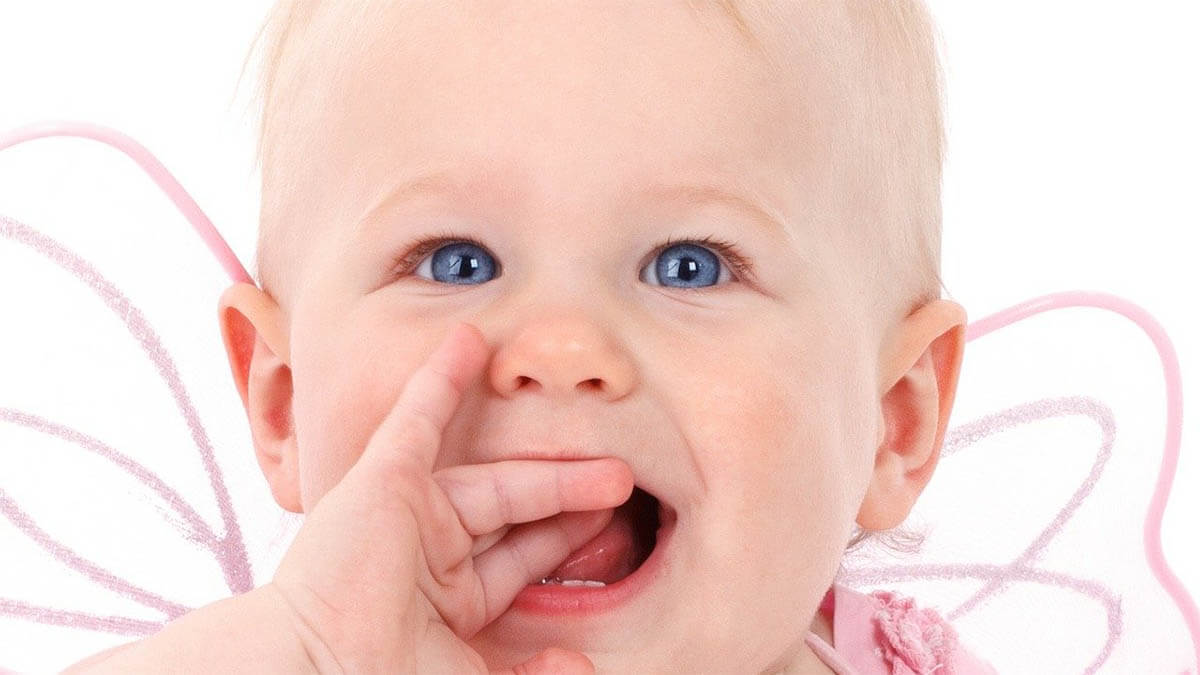 baby-blond-blaue-augen-lacht