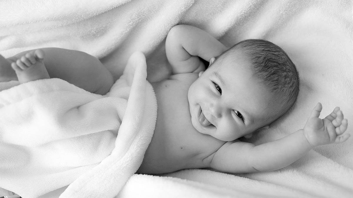 baby-gluecklich-froehlich-schwarz-weiss