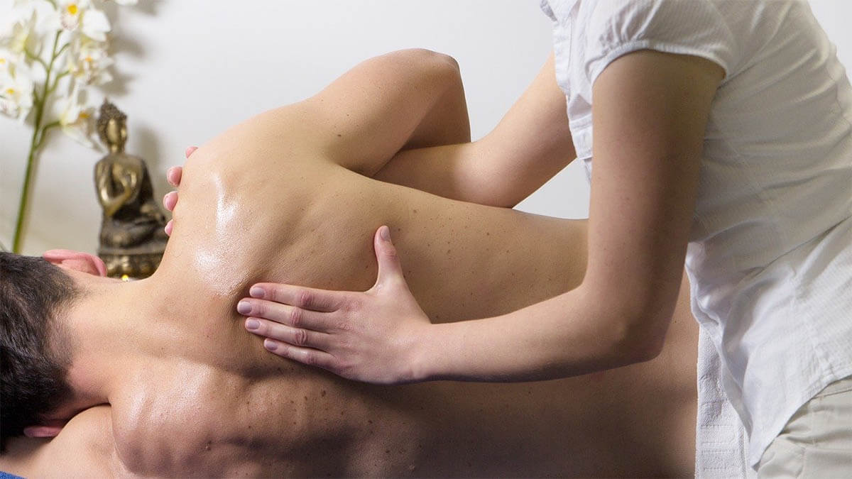 Was macht ein Chiropraktiker? chiropraktiker-ruecken-einrenken