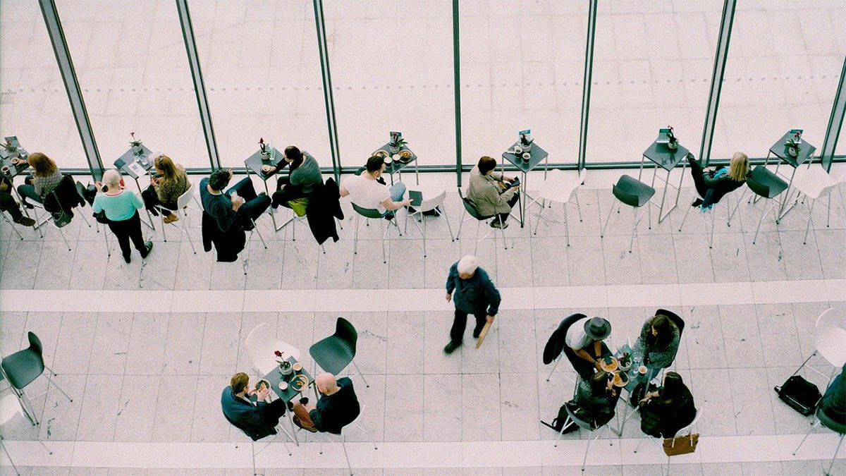 menschen-sitzen-an-tischen-und-kommunizieren