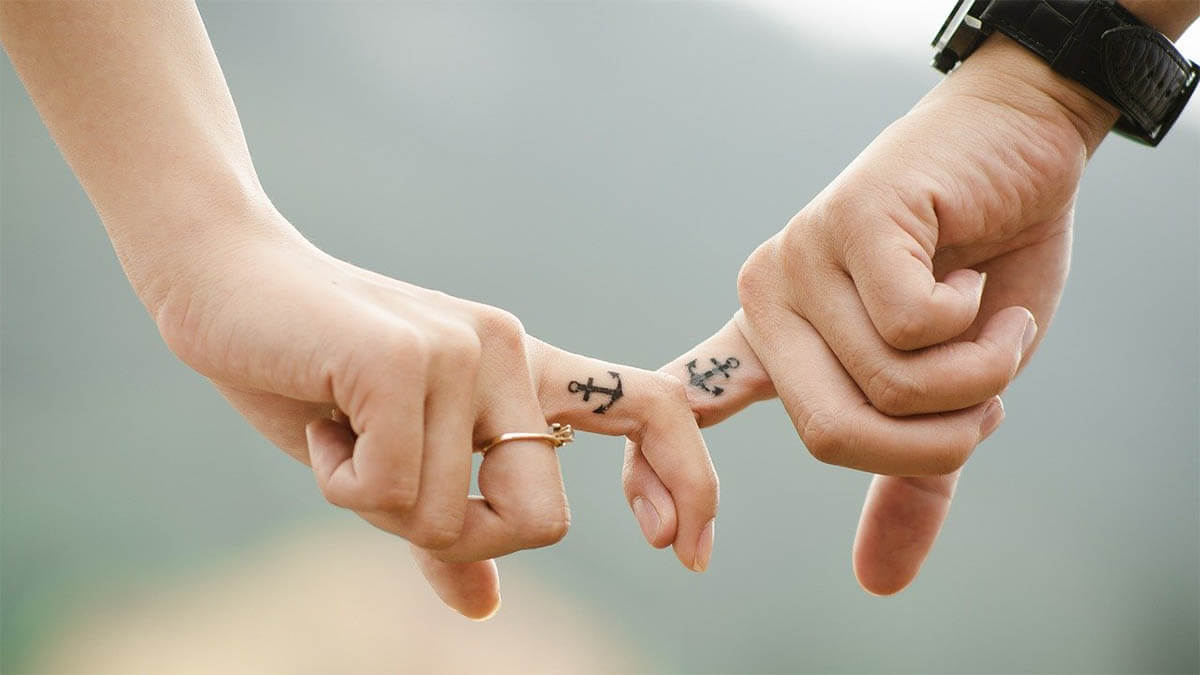 finger-verbunden-anker-tattoo