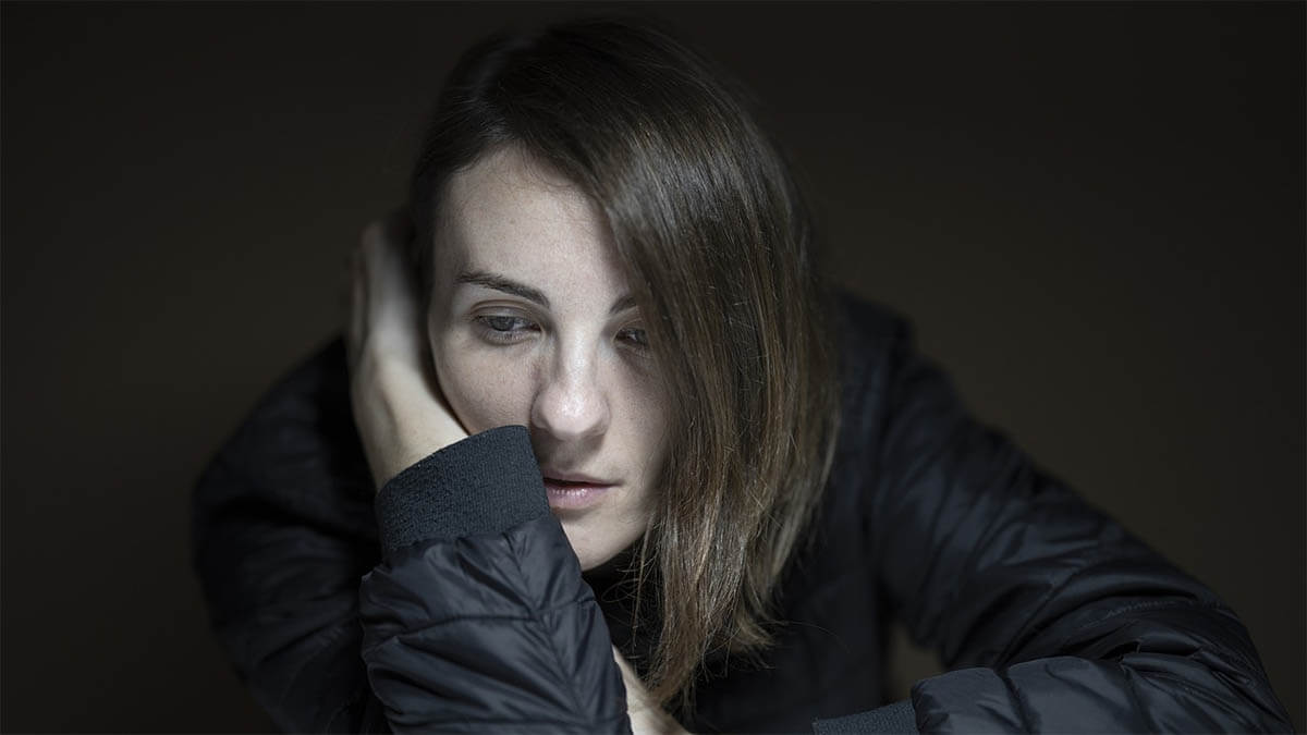 frau-antriebslos-niedergeschlagen-nachdenklich