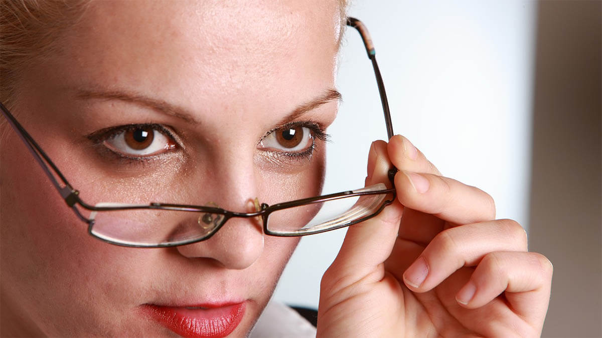 frau-elbstbewusst-zieht-brille-ab