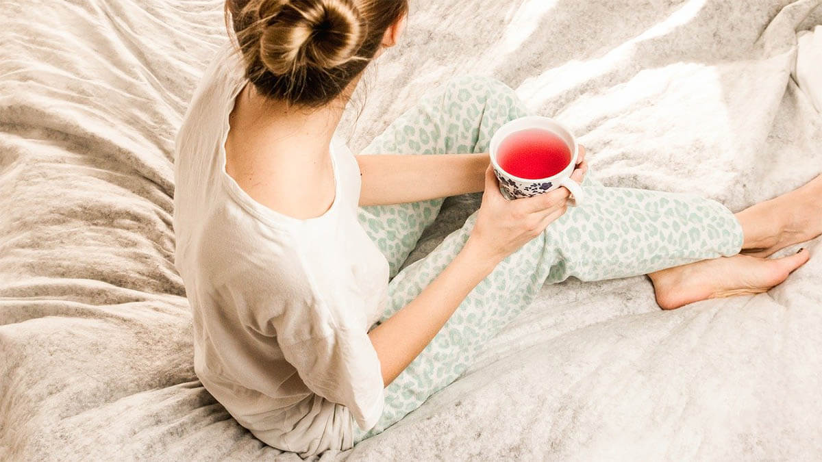 So stellt man ein Wasserbett richtig ein frau trinkt im bett einen tee