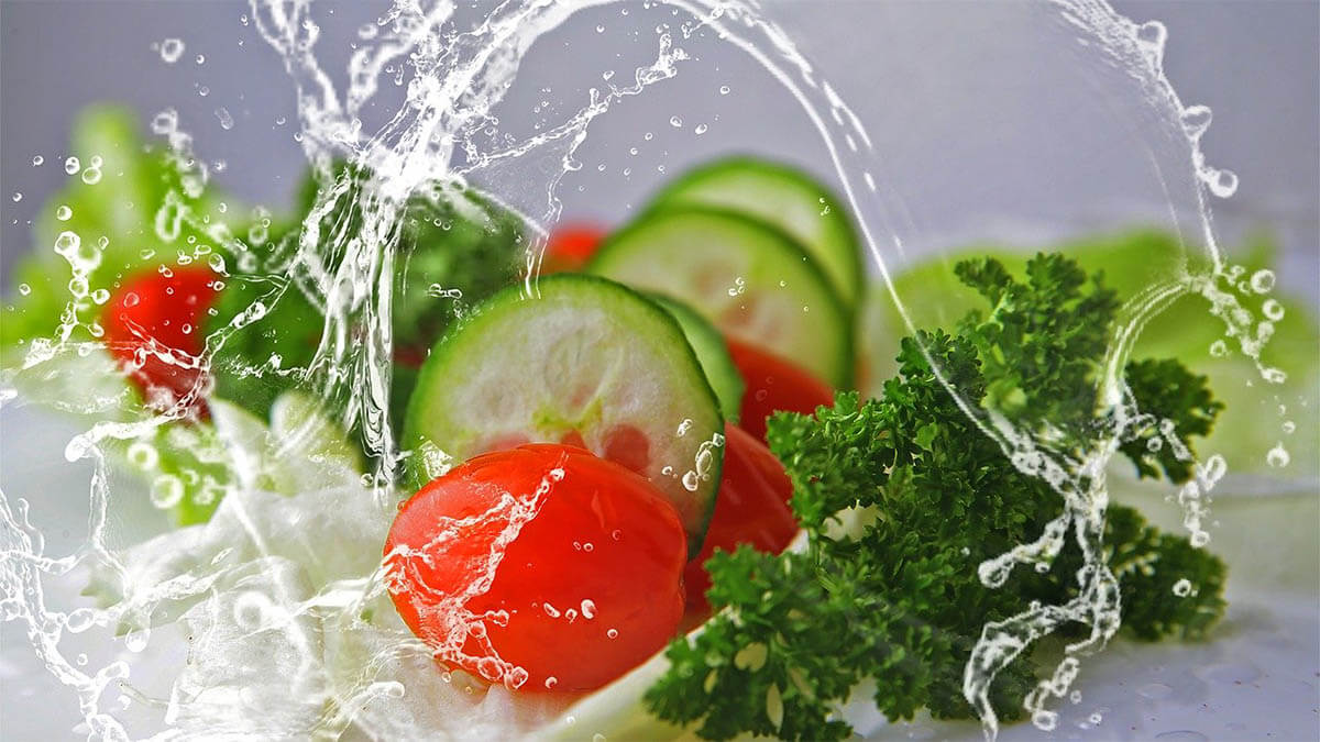 salat-gurke-tomate-wasser-erfrischend