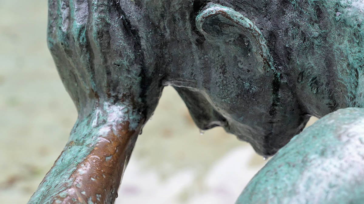 statue-mann-traurig-regen