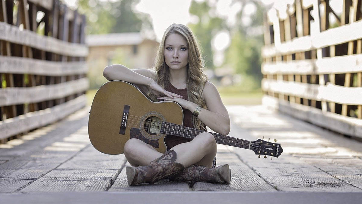frau mit gitarre