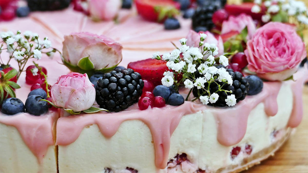kuchen verziert fruechte blumen