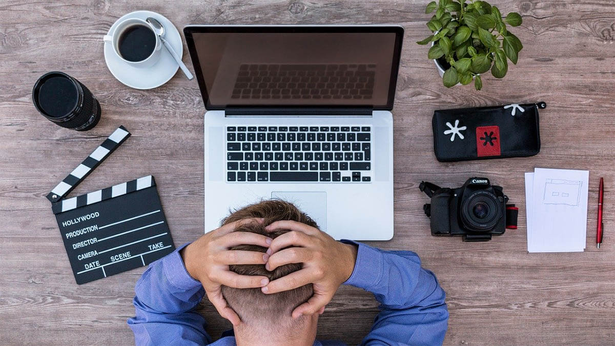 mann-gestresst-beim-arbeiten