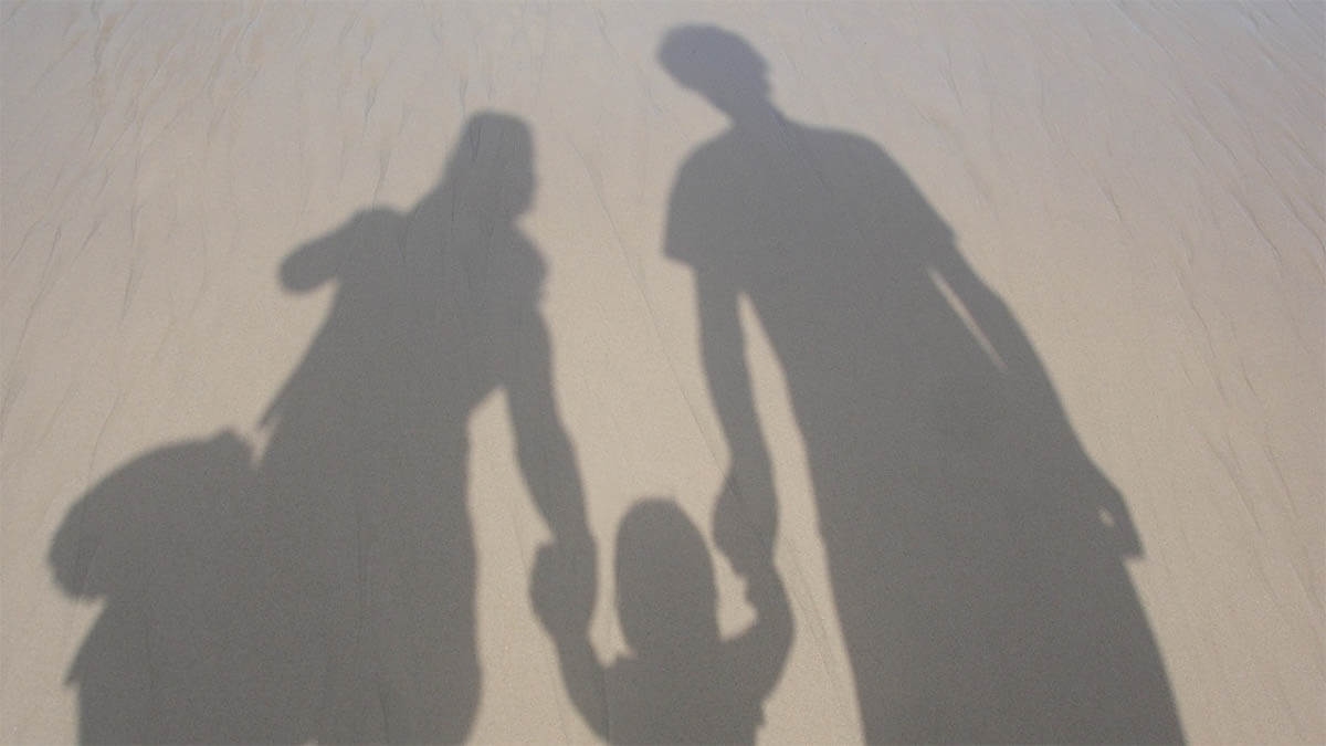 familie-schatten-strand
