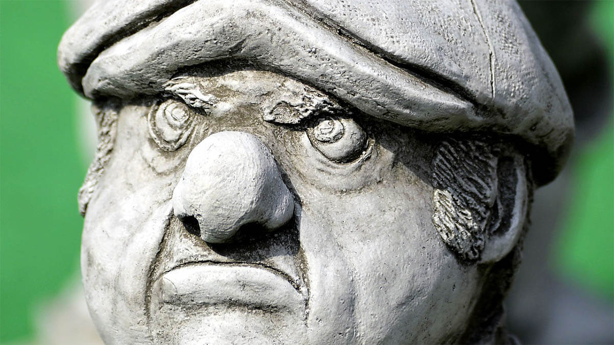 figur-mann-schaut-boese