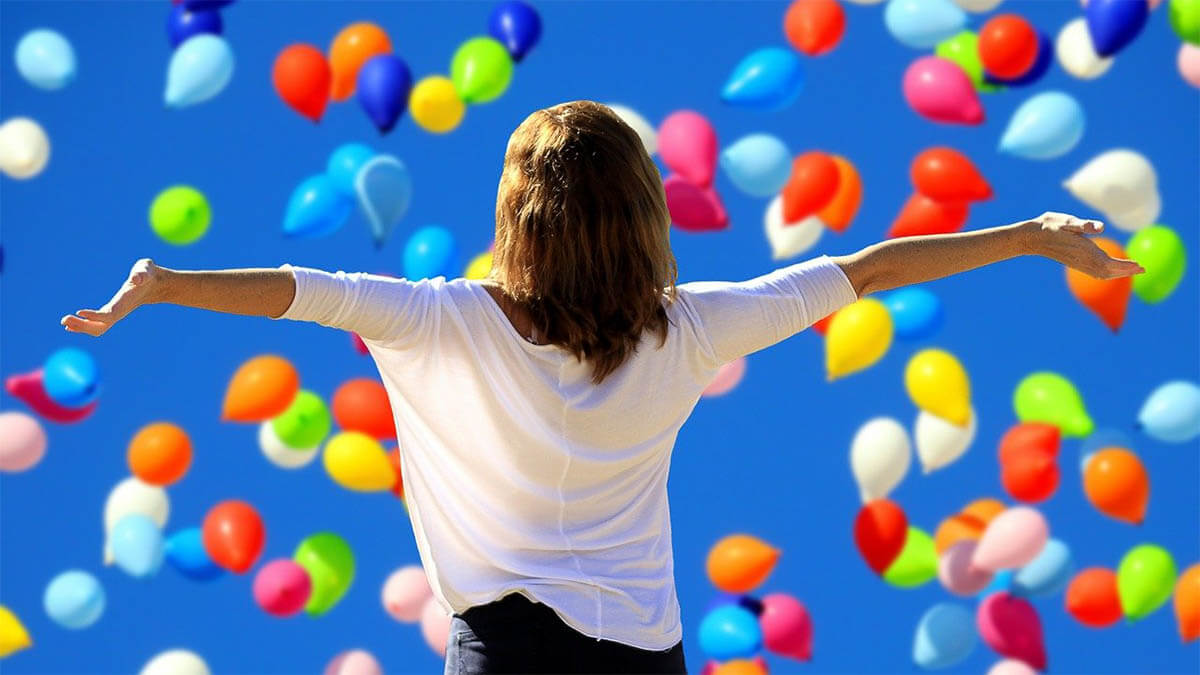 frau-gluecklich-luftballons
