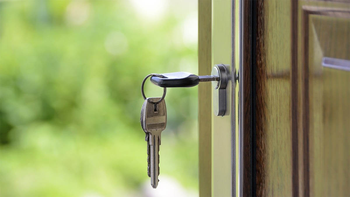 Umzug richtig planen: Mit welchen Kosten ist zu rechnen? haustuer mit schluessel an
