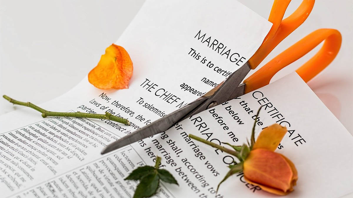 heiratsurkunde zerschnitten