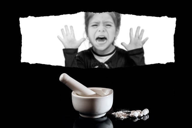 kind schreit tabletten moerser klein