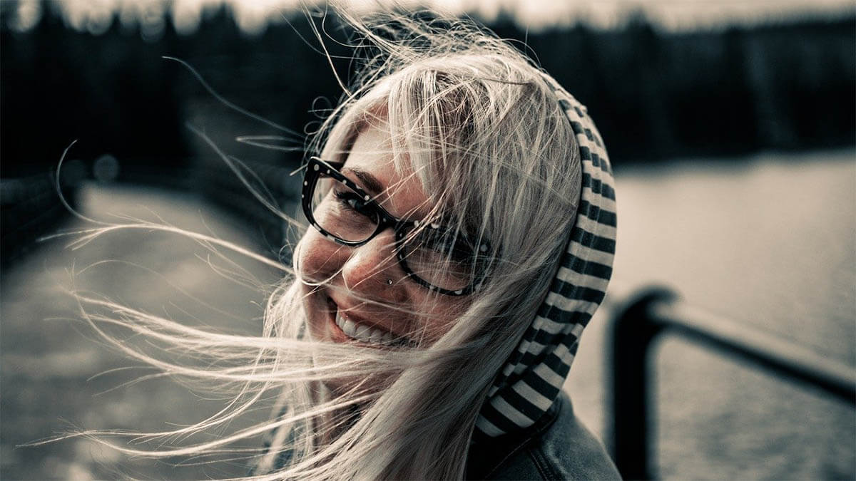 maedchen-mit-brille-gluecklich-lacht