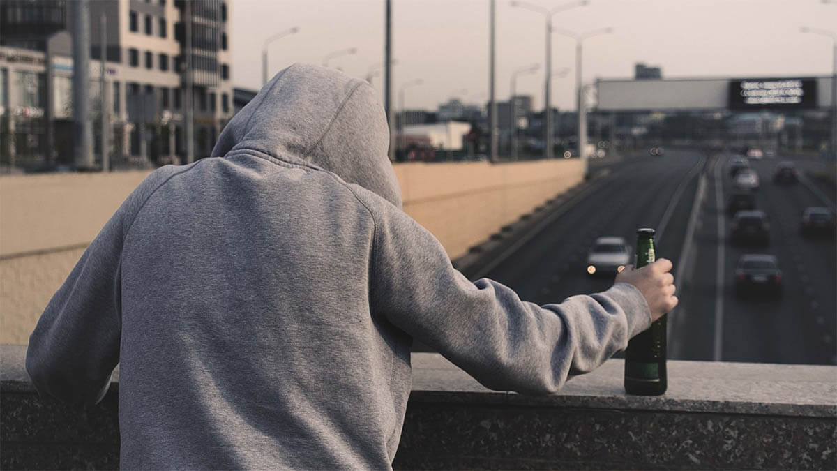 mann-bierflasche-autobahn