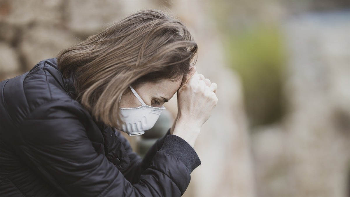 frau-mit-maske-traurig