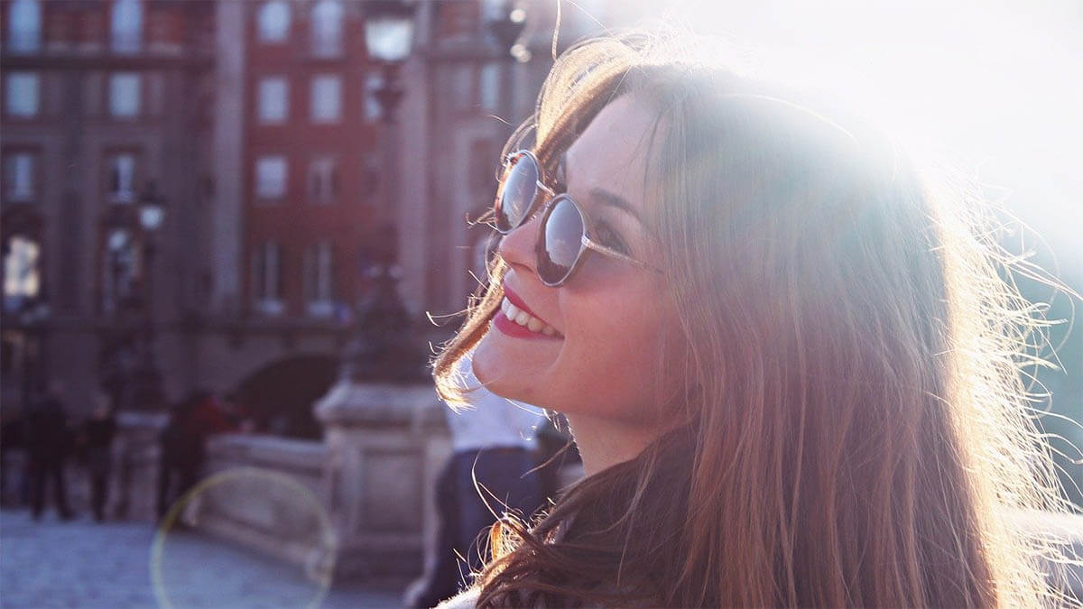frau-sonnenbrille-gluecklich