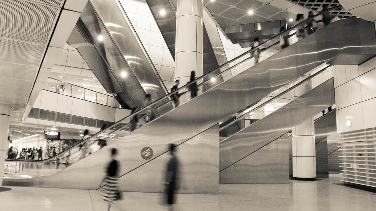 menschen rolltreppe stress