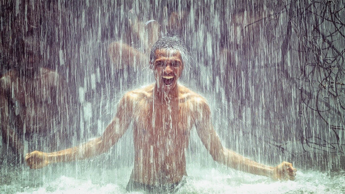 Was macht mental starke Menschen aus? mentale-staerke-mann-wasserfall