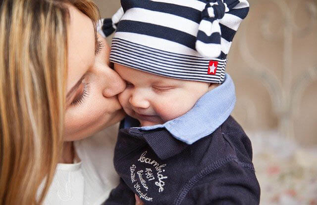 mutter mit baby kuessen klein