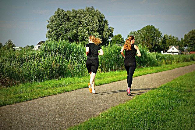frauen joggen im freien