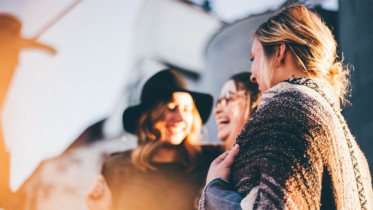 Was ist wichtig an einer Freundschaft? freunde-reden-lachen