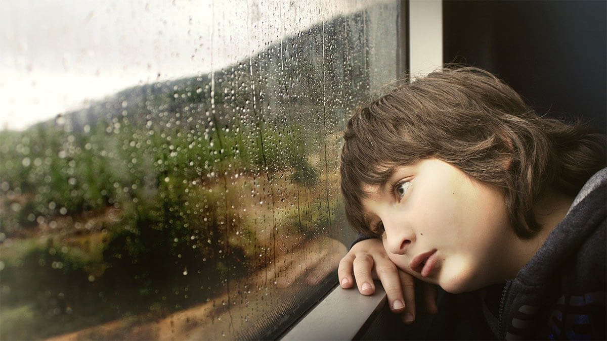 Zunehmende neurologische Erkrankungen in der kindlichen Entwicklung kind-traurig-regen-fensterscheibe
