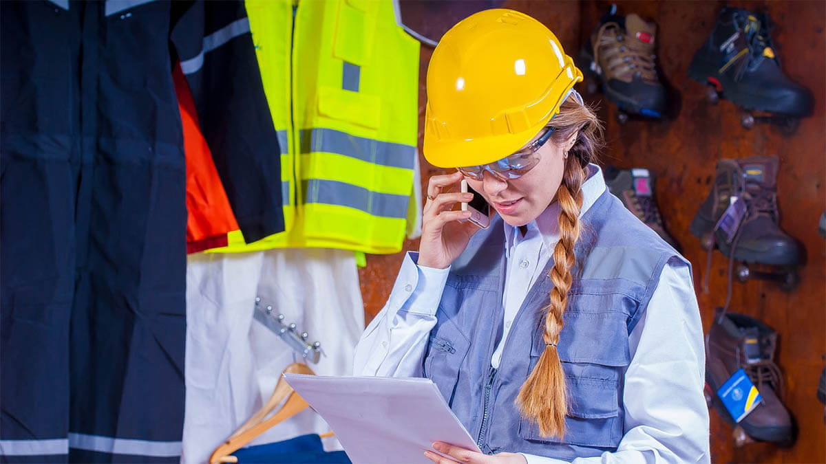 frau-helm-handwerk-telefoniert