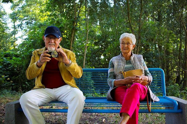 oma opa bank fotografieren klein
