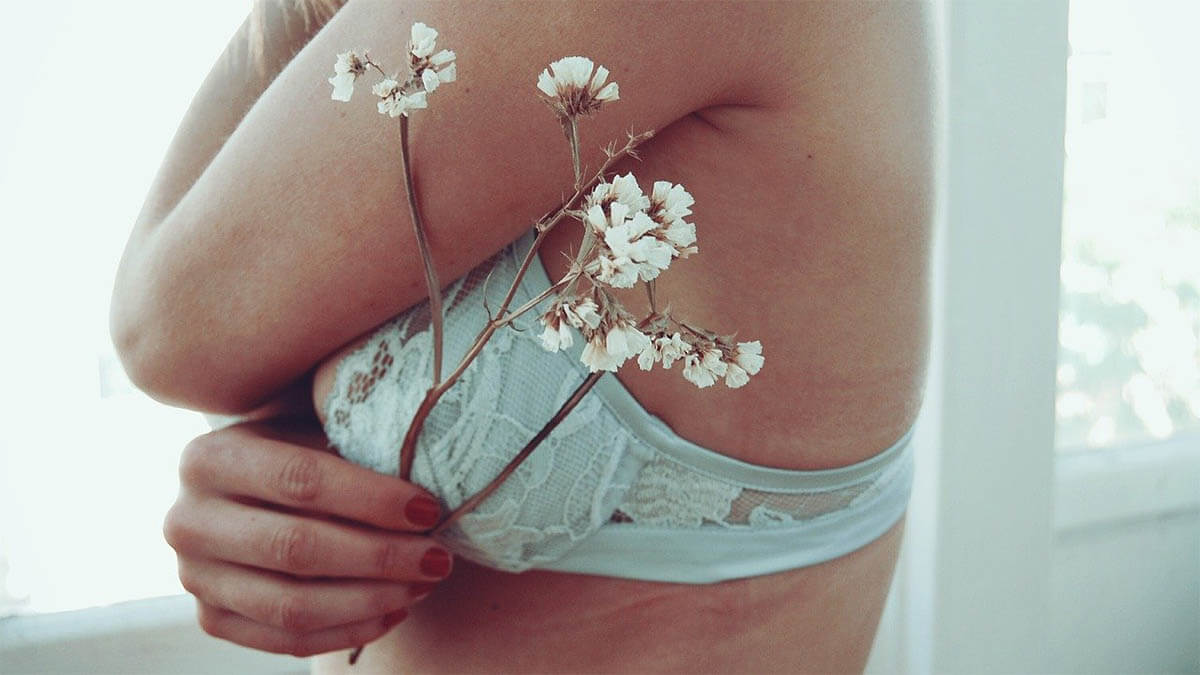 frau brust trockenblume an