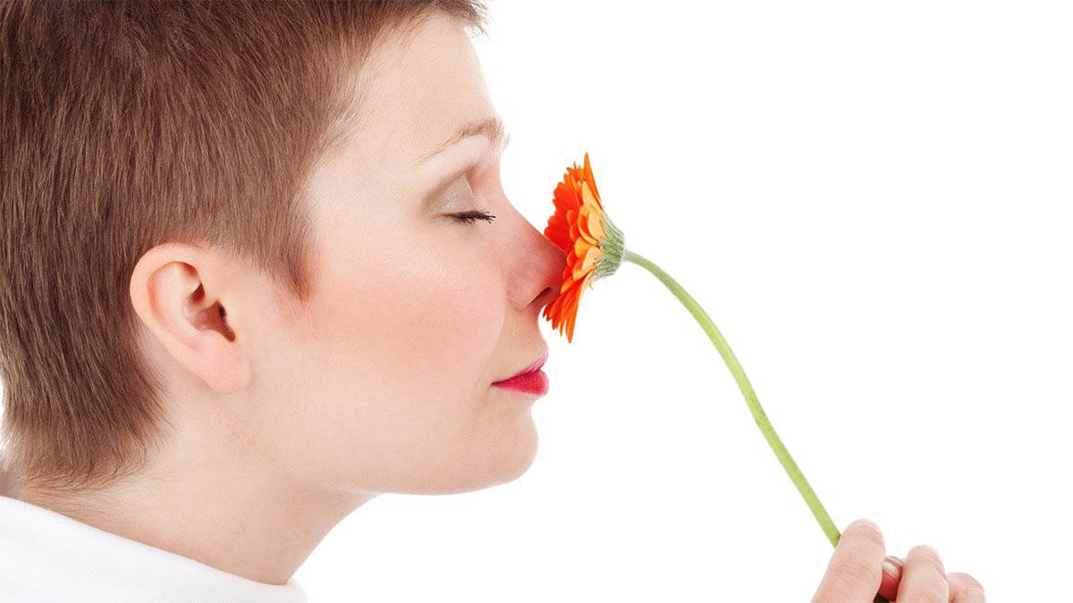 frau-riecht-an-blume