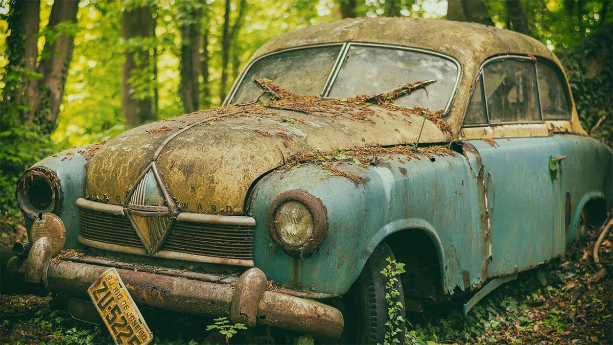 verrostetes auto an