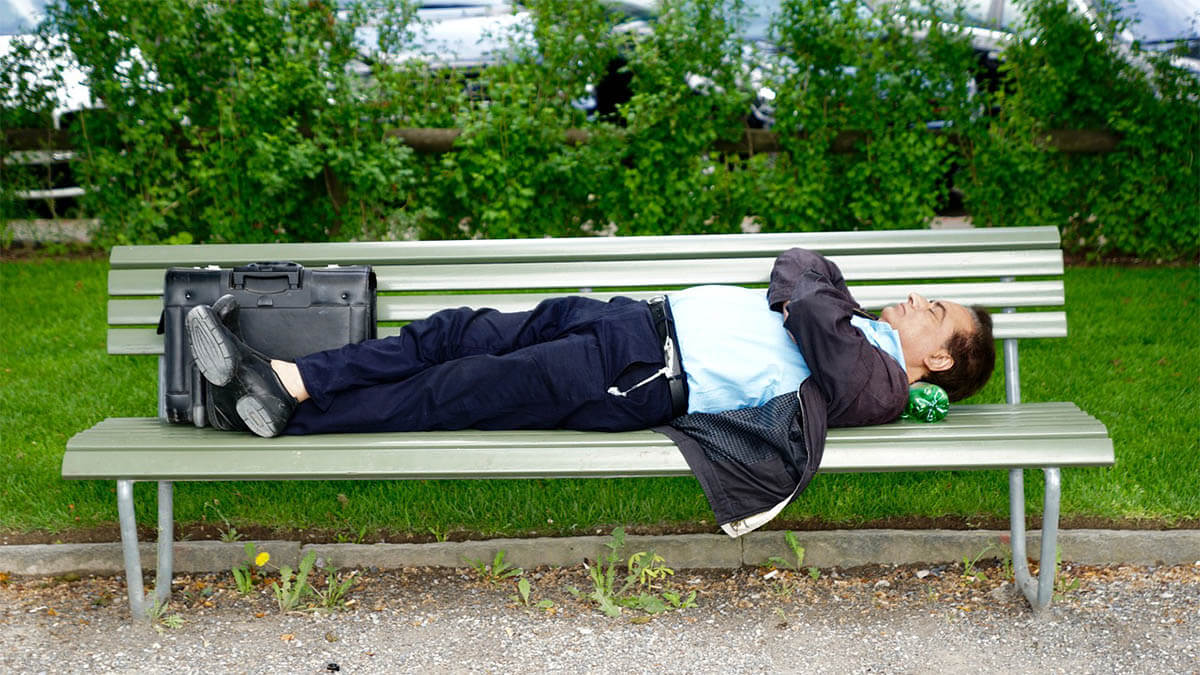 mann-schlaeft-auf-parkbank