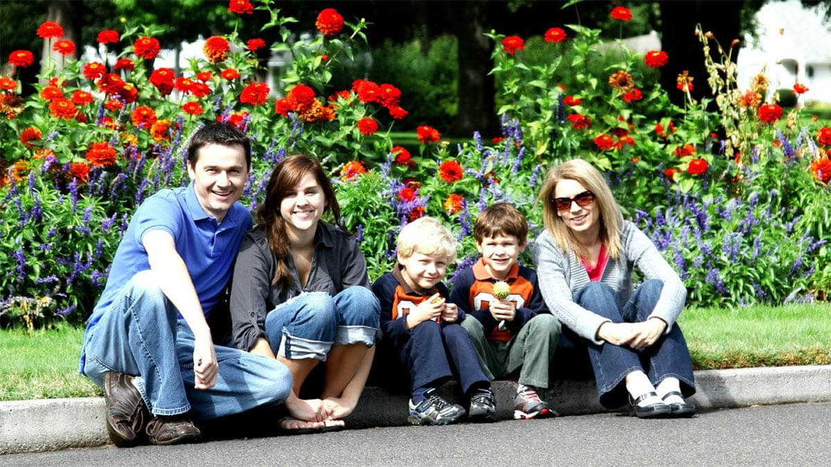 familie-gluecklich-blumen