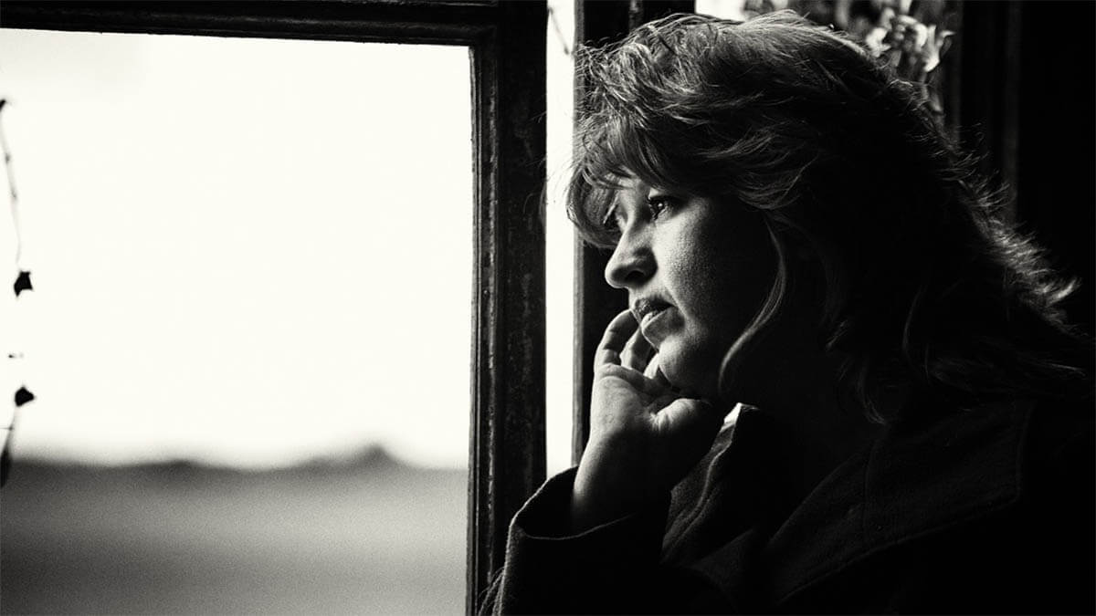 frau-angst-fenster