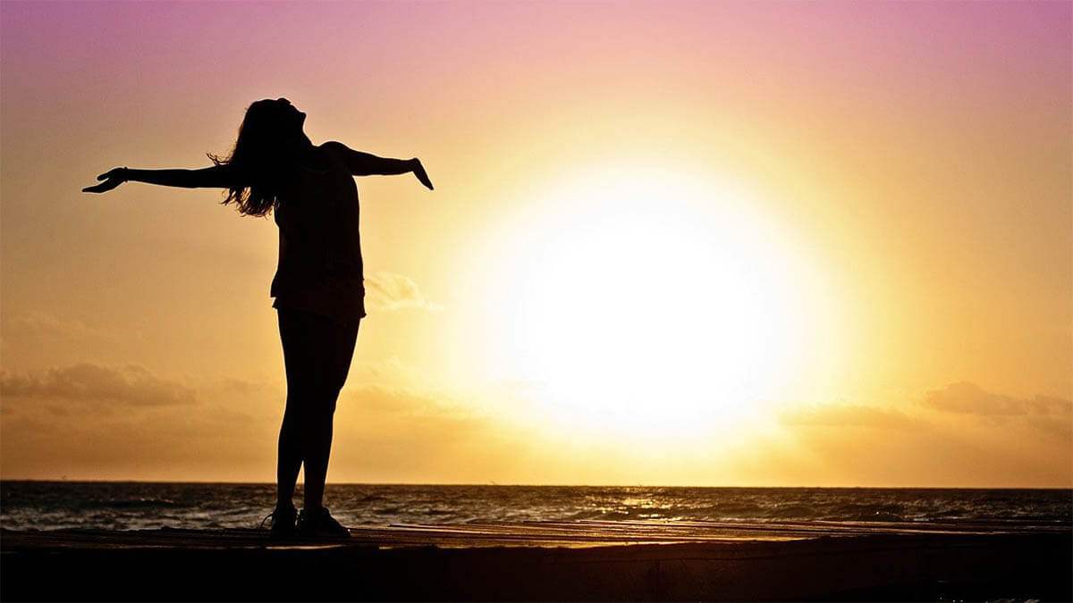 Ayur-Yoga frau-meer-sonne-gluecklich