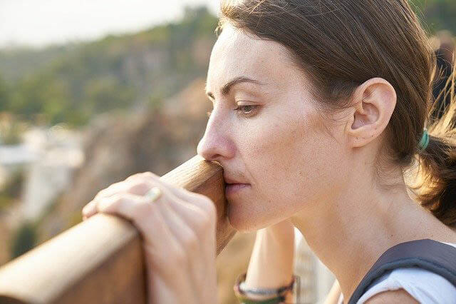 frau traurig gelaender klein